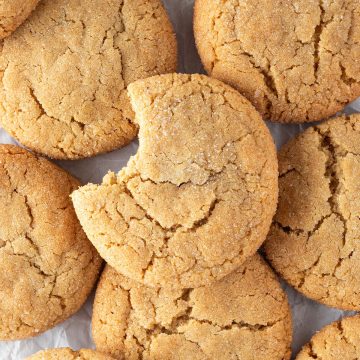 Ein angebissener Miso Cookie in der Mitte von vielen anderen Erdnussbutter Cookies.