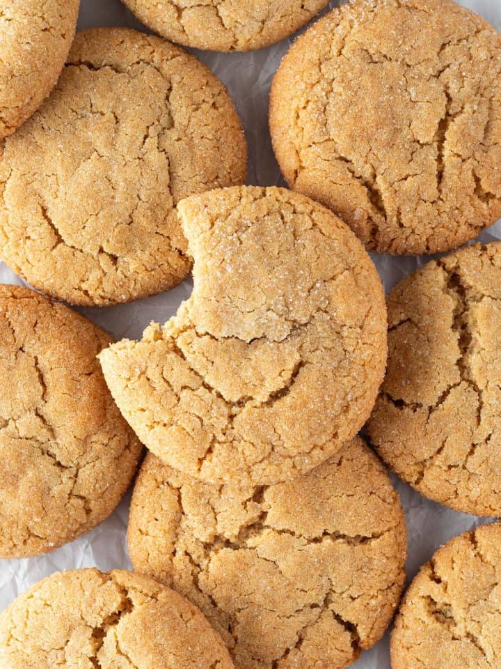 Ein angebissener Miso Cookie in der Mitte von vielen anderen Erdnussbutter Cookies.