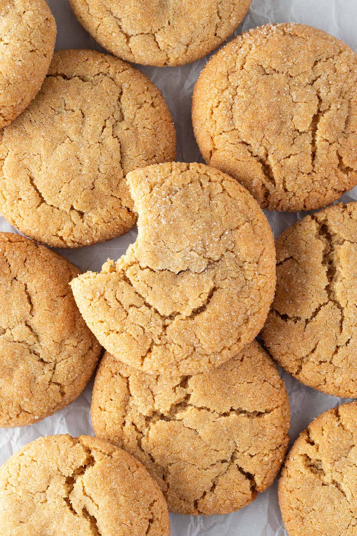 Ein angebissener Miso Cookie in der Mitte von vielen anderen Erdnussbutter Cookies.