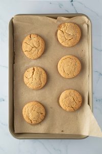 Fertig gebackene Miso Cookies auf einem Blech.