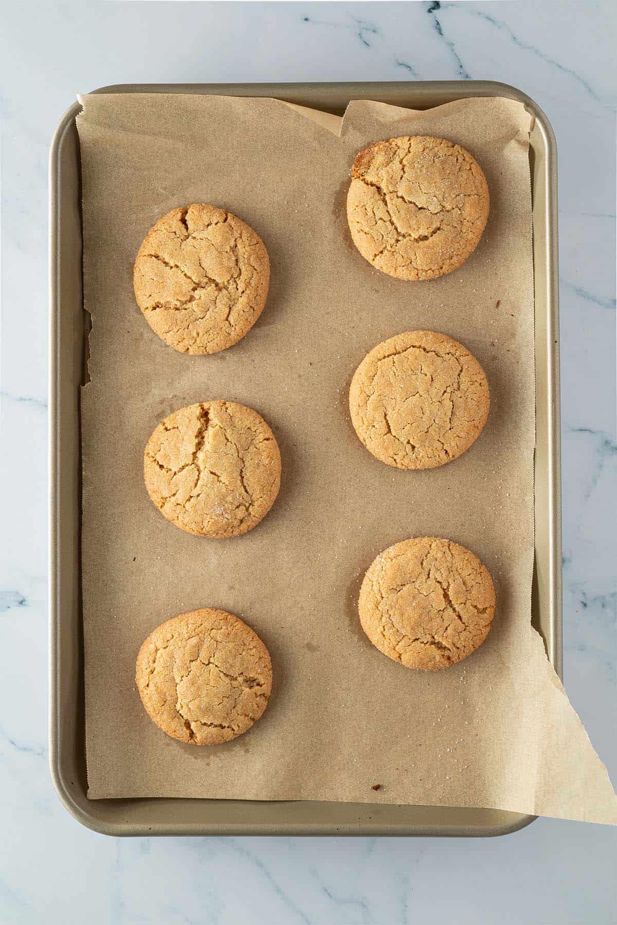 Fertig gebackene Miso Cookies auf einem Blech.