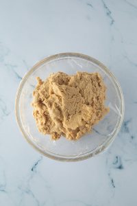 Abgedeckter Cookie-Teig nach einer Nacht im K&uuml;hlschrank.