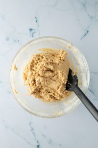 Fertiger Cookie-Teig in einer Sch&uuml;ssel mit Teigschaber.