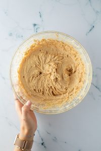 Buttercreme mit Ei und Vanilleextrakt unterger&uuml;hrt.