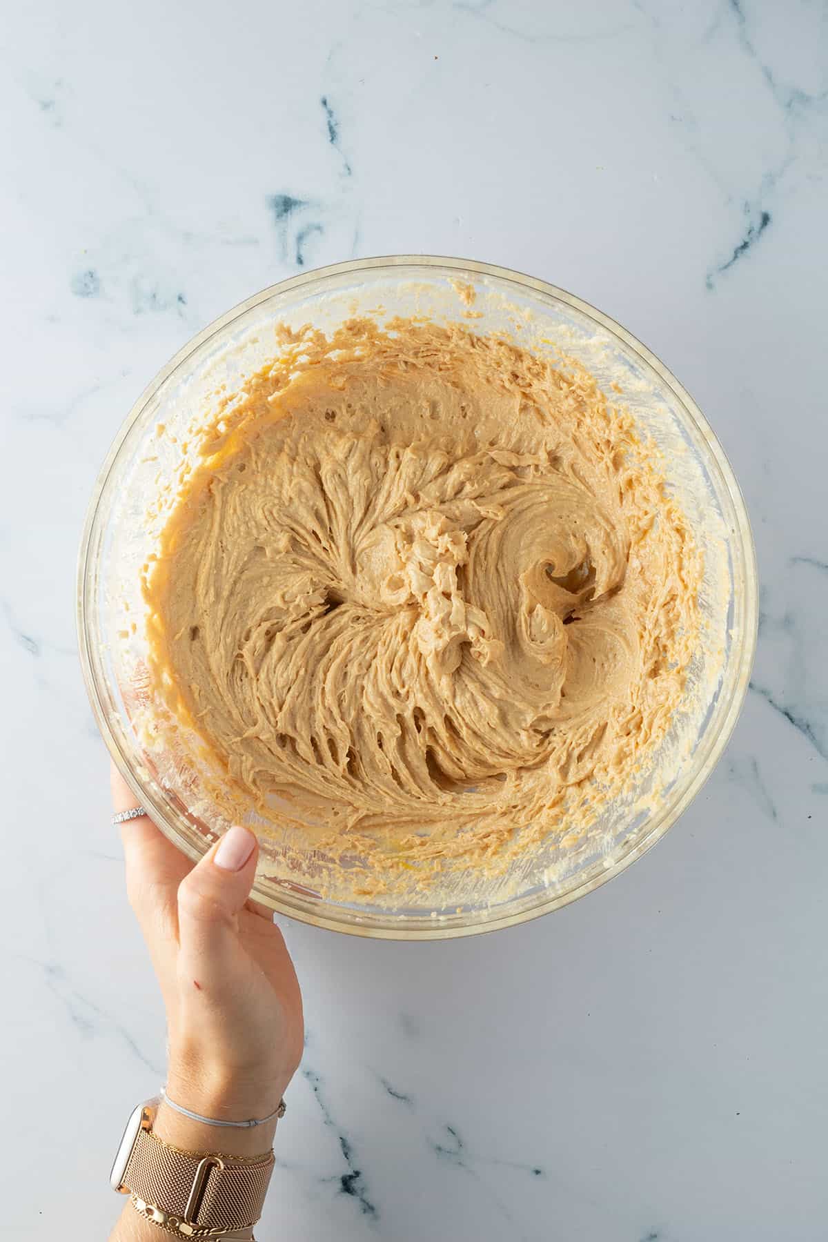 Buttercreme mit Ei und Vanilleextrakt unterger&uuml;hrt.