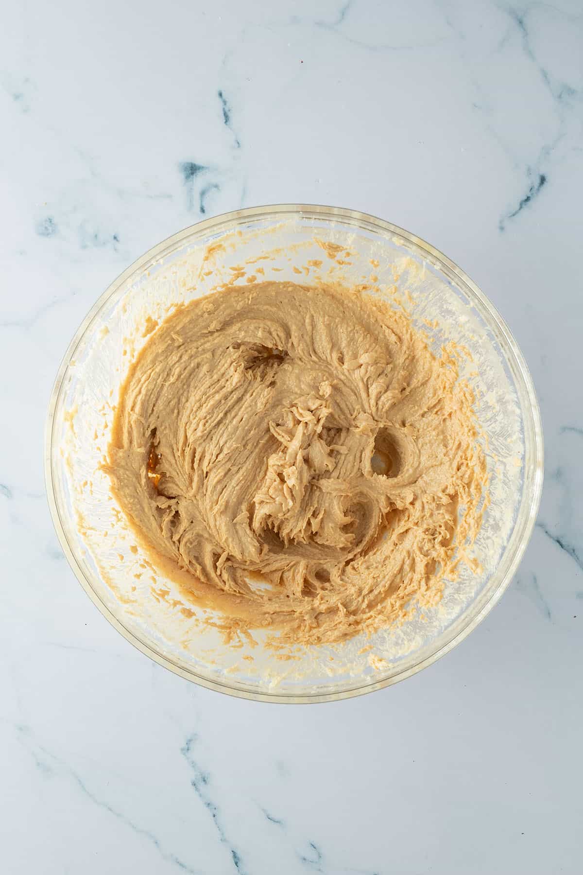 Cremige Buttermischung mit Miso und Erdnussbutter.