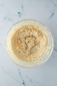 Zu einer creme-wei&szlig;en Masse verr&uuml;hrte Butter-Zucker-Mischung.