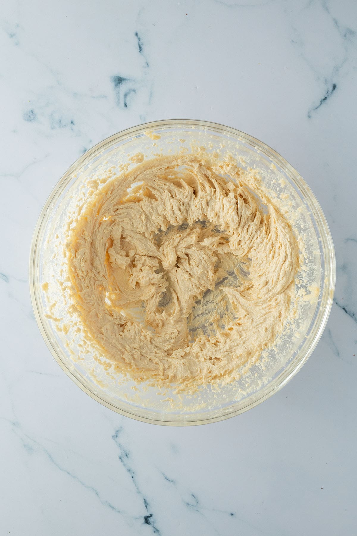 Zu einer creme-wei&szlig;en Masse verr&uuml;hrte Butter-Zucker-Mischung.