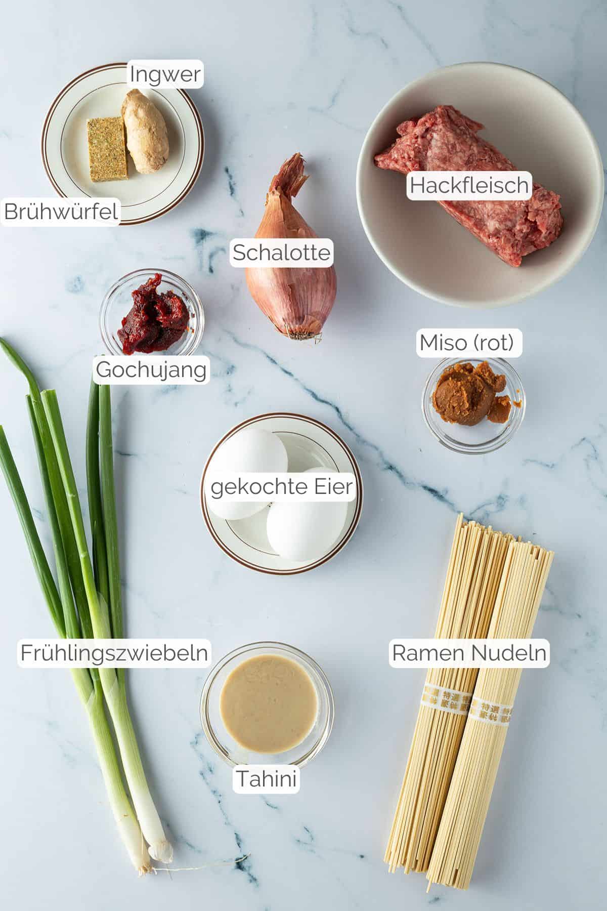 Alle Zutaten mit Textbeschriftungen, die f&uuml;r die Miso Ramen ben&ouml;tigt werden.
