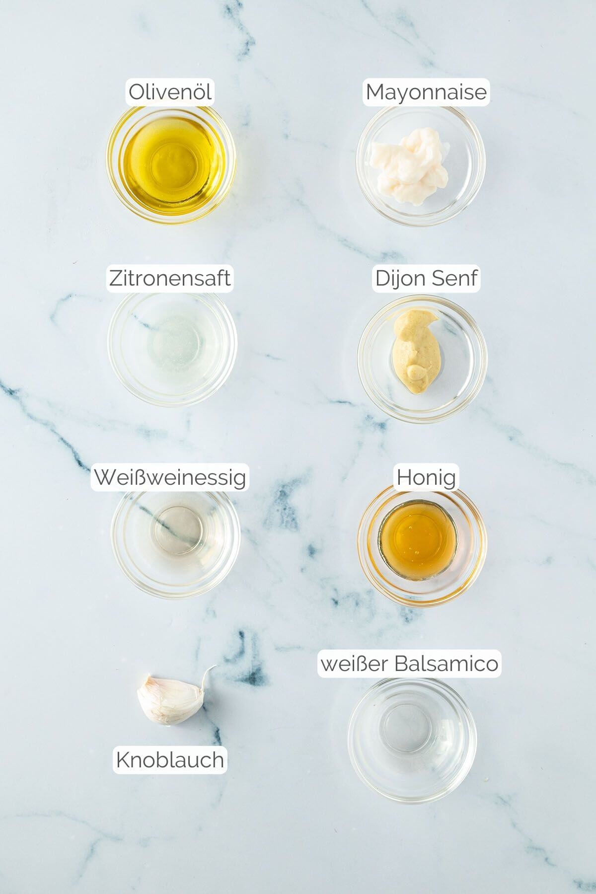 Foto aller Zutaten mit jeweiligen Textbeschriftungen, die f&uuml;r das Nizza Dressing ben&ouml;tigt werden.