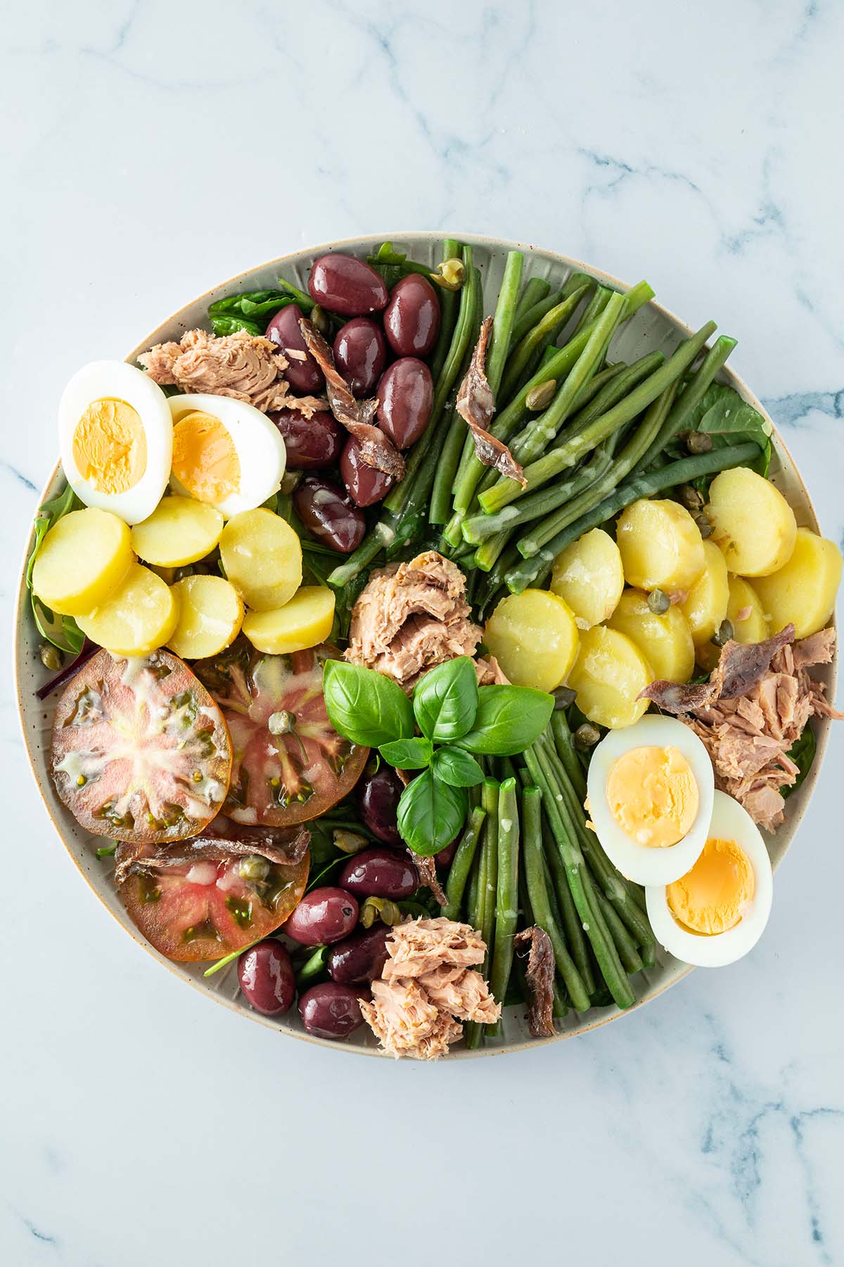 Nizza Salat dekorativ auf einem gro&szlig;en Teller angerichtet.