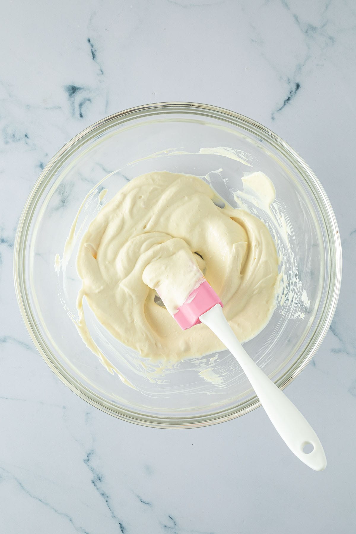 In einer Schüssel wird ein cremiges Dressing angerührt.