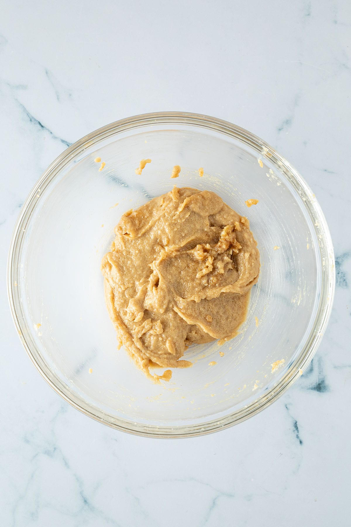 Feuchte Zutaten f&uuml;r den Cookie Teig in einer Glassch&uuml;ssel vermischt.
