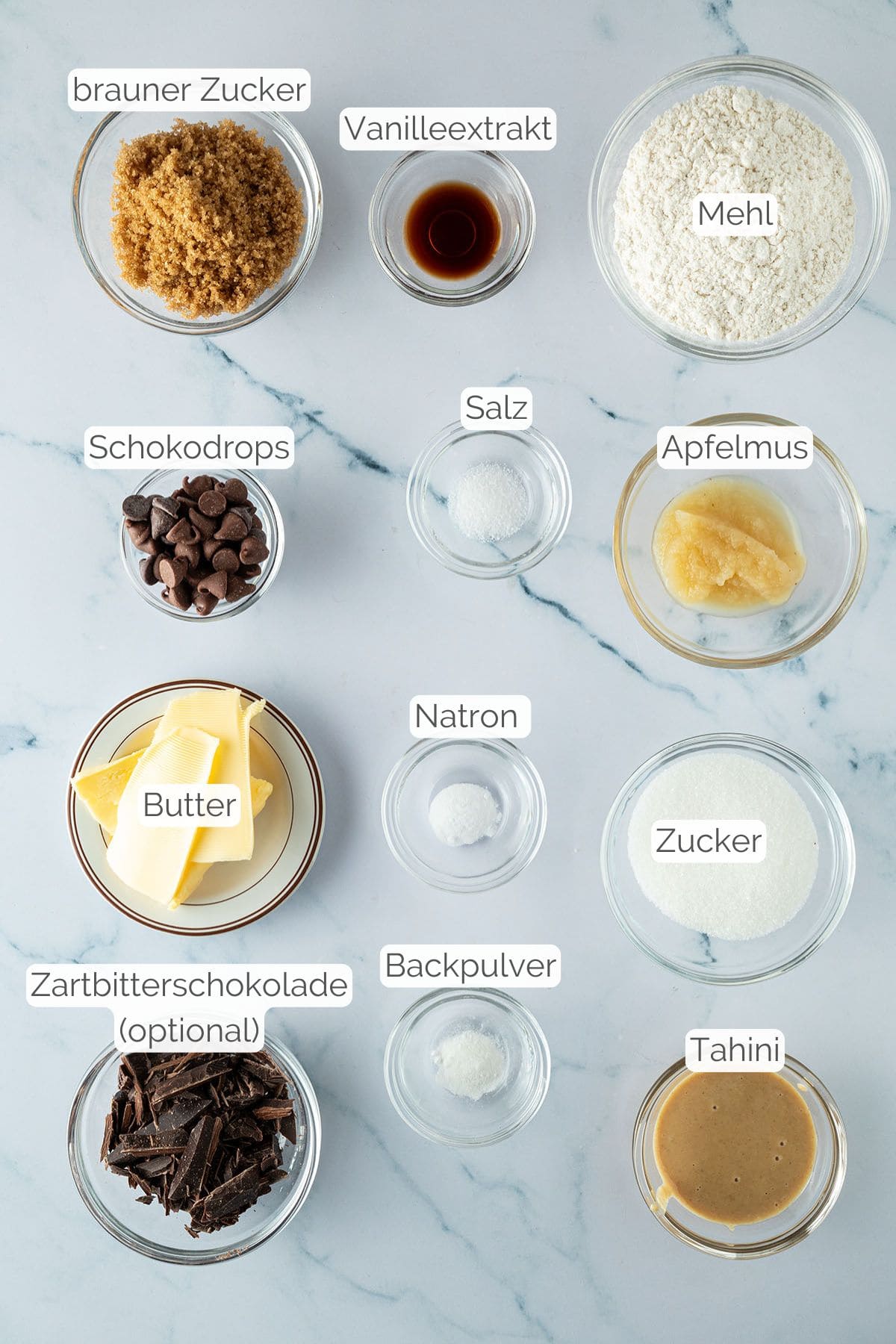 Alle Zutaten mit Textbeschriftungen, die f&uuml;r nur 4 Chocolate Chip Cookies ben&ouml;tigt werden.