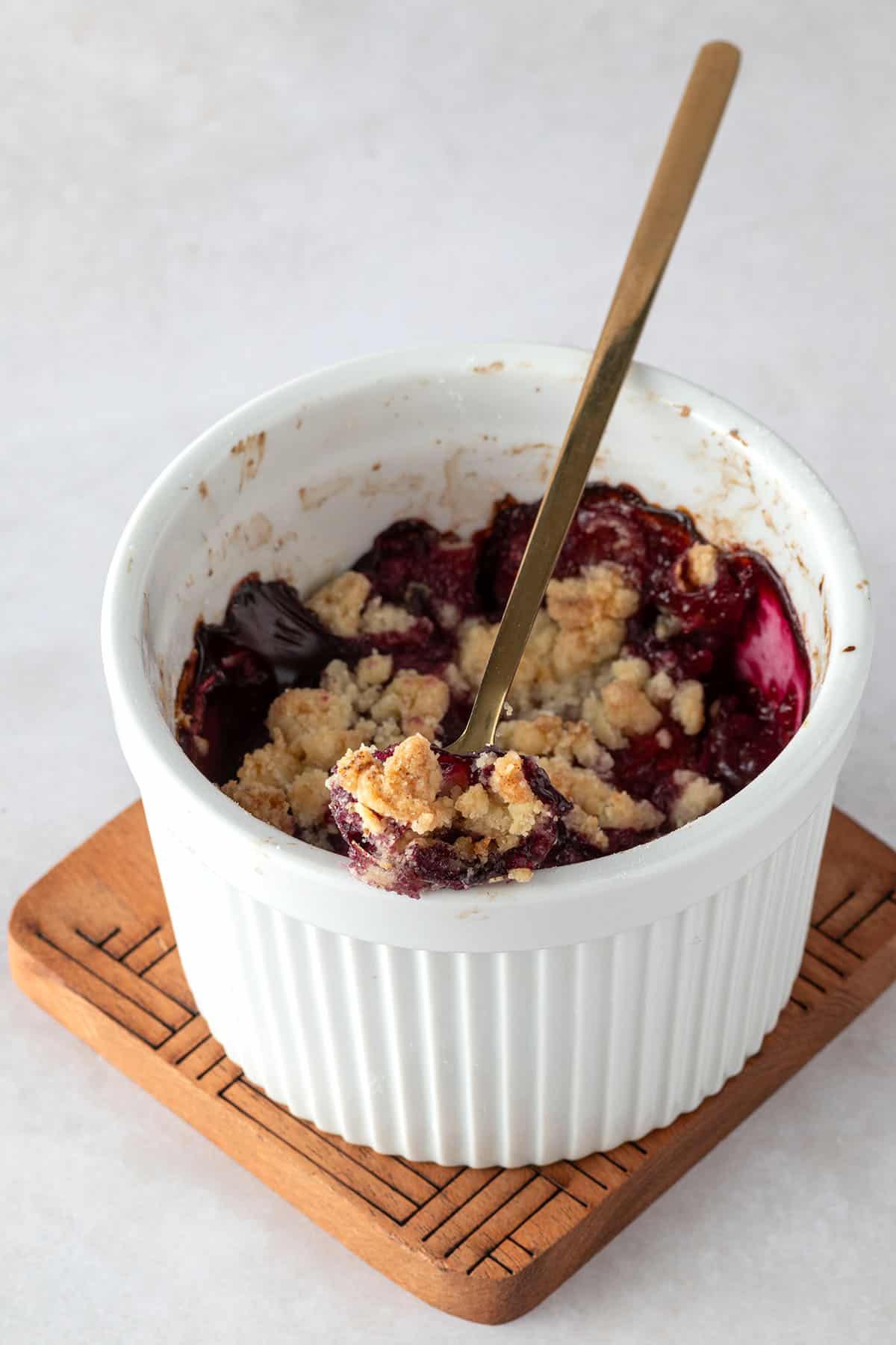 Mini Crumble mit Beeren f&uuml;r eine Person in einer kleinen Souffl&eacute; Form.