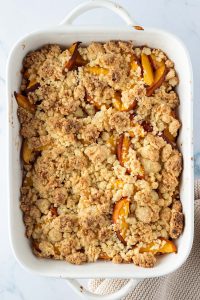 Obst Crumble mit goldbraun und knusprig gebackenen Streuseln.