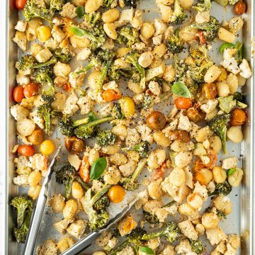 Ein Blech auf dem Gnocchi, Tofu und Gem&uuml;se aus dem Ofen mit einer cremigen Frischk&auml;sesauce vermischt werden.