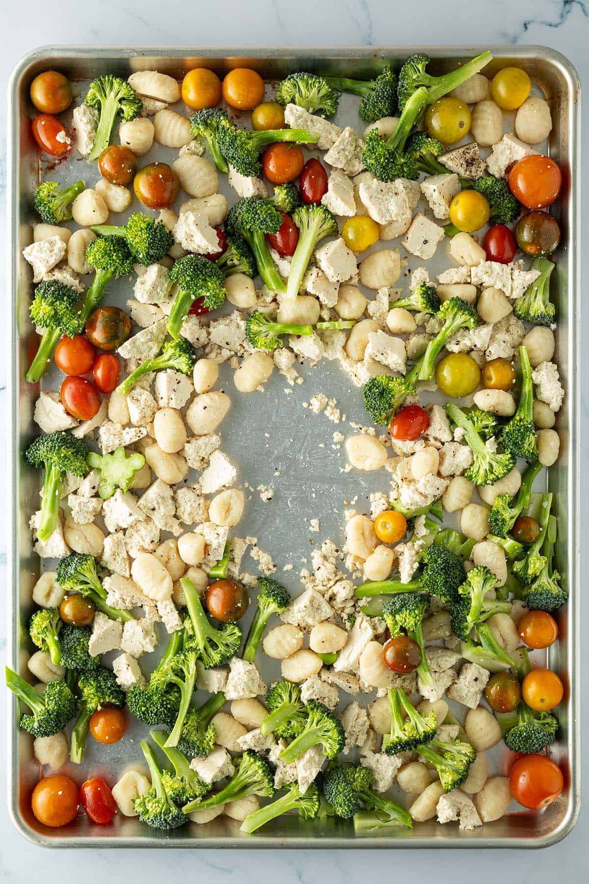 Gnocchi, Gem&uuml;se und Tofu auf einem gro&szlig;en Blech.