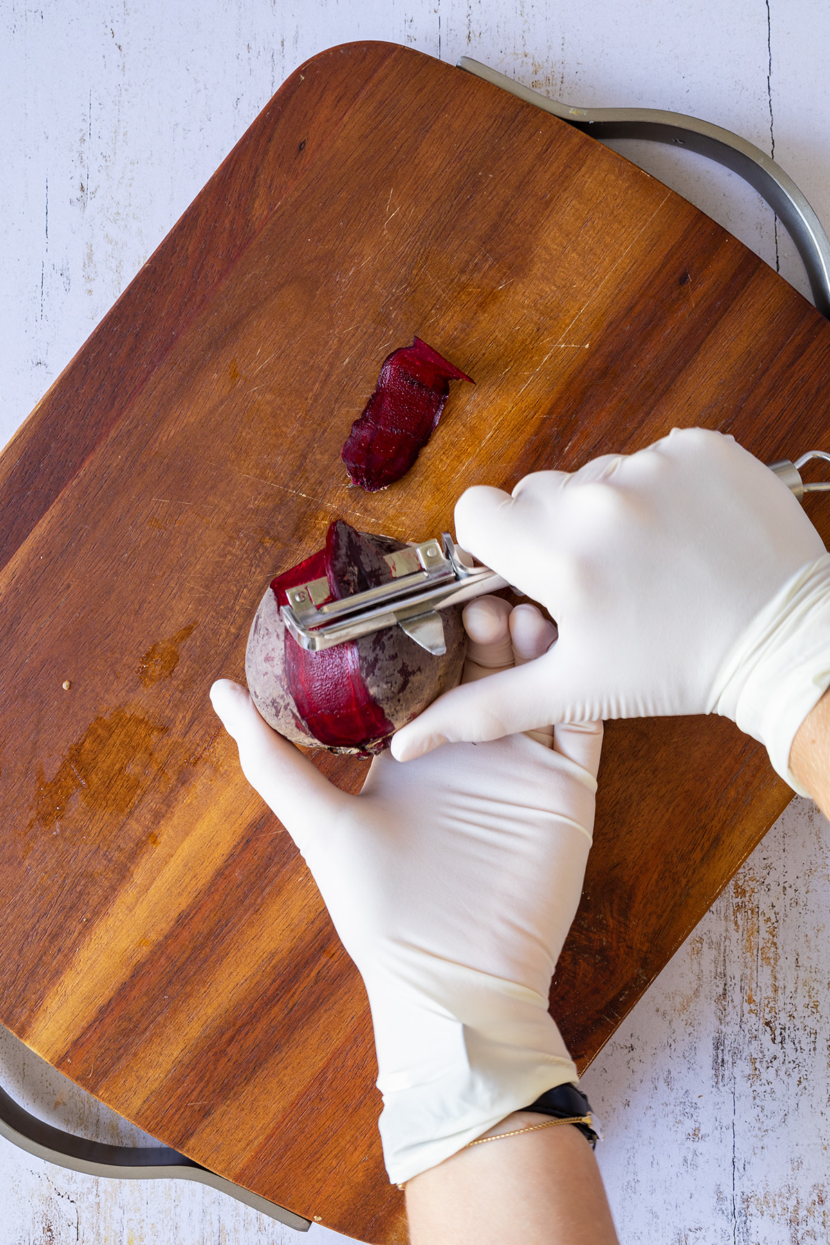 Rote Beete wird mit einem Sparsch&auml;ler gesch&auml;lt.