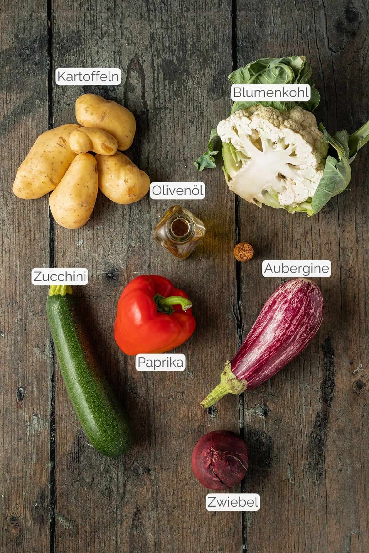 Zutaten mit Textbeschriftungen, die f&uuml;r das Ofengem&uuml;se mit Kartoffeln ben&ouml;tigt werden.