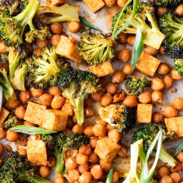 Knuspriger Brokkoli, Tofu und Kichererbsen auf einem Blech.
