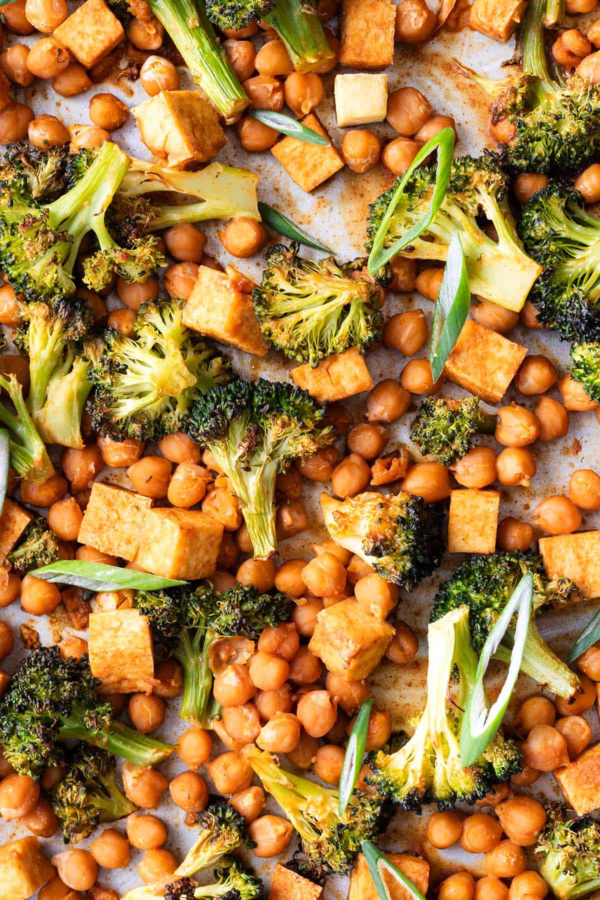 Knuspriger Brokkoli, Tofu und Kichererbsen auf einem Blech.