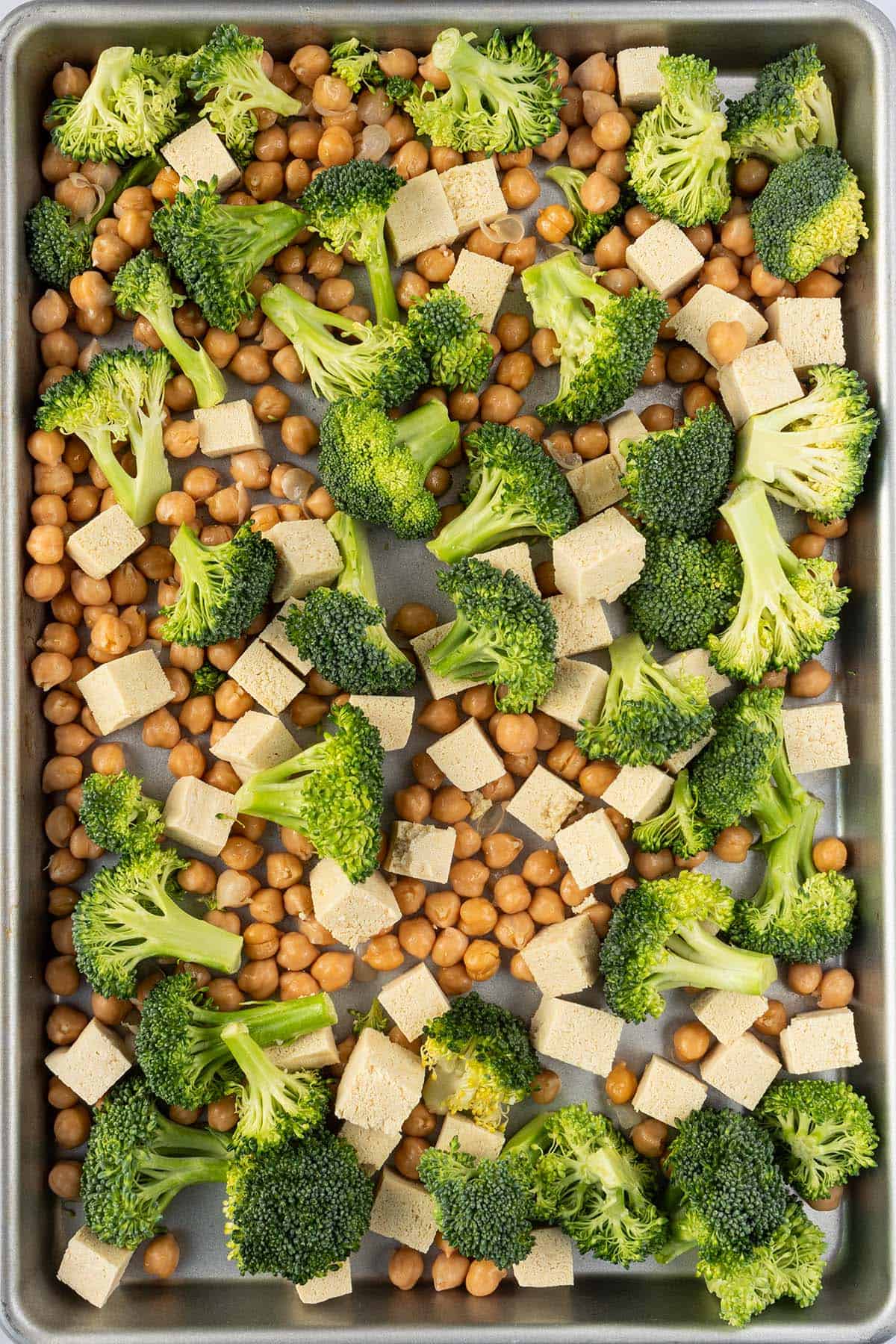 Tofu, Brokkoli und Kichererbsen auf einem Blech.