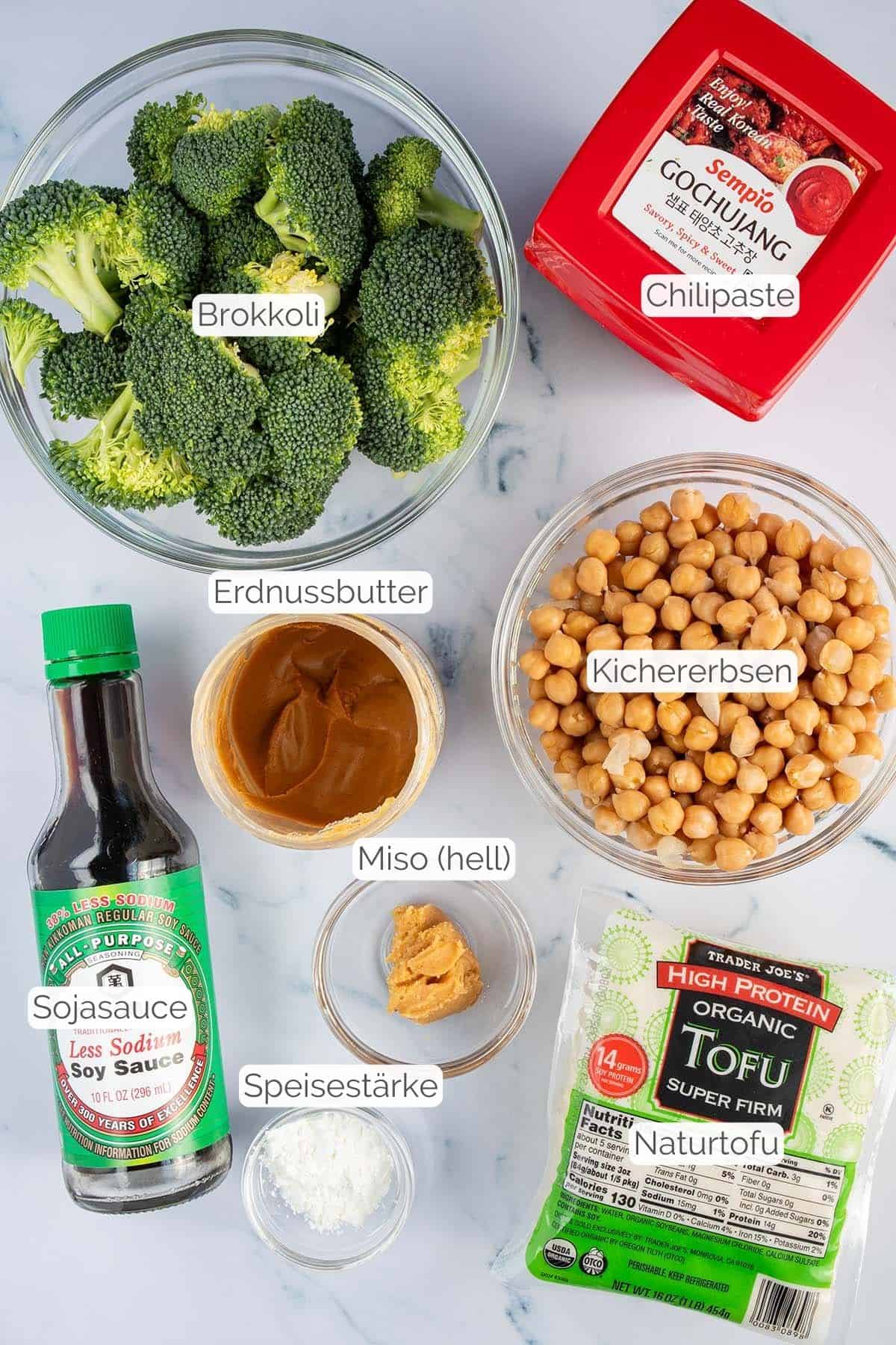 Alle Zutaten mit jeweiligen Textbeschriftungen, die f&uuml;r das Rezept ben&ouml;tigt werden.