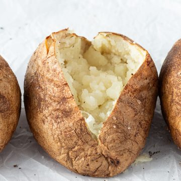 Aufgeschnittene Ofenkartoffel mit knuspriger Schale.