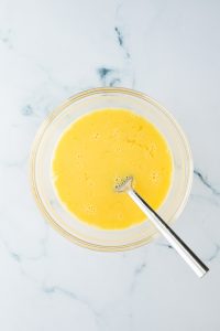 Sch&uuml;ssel mit verquirltem Ei.