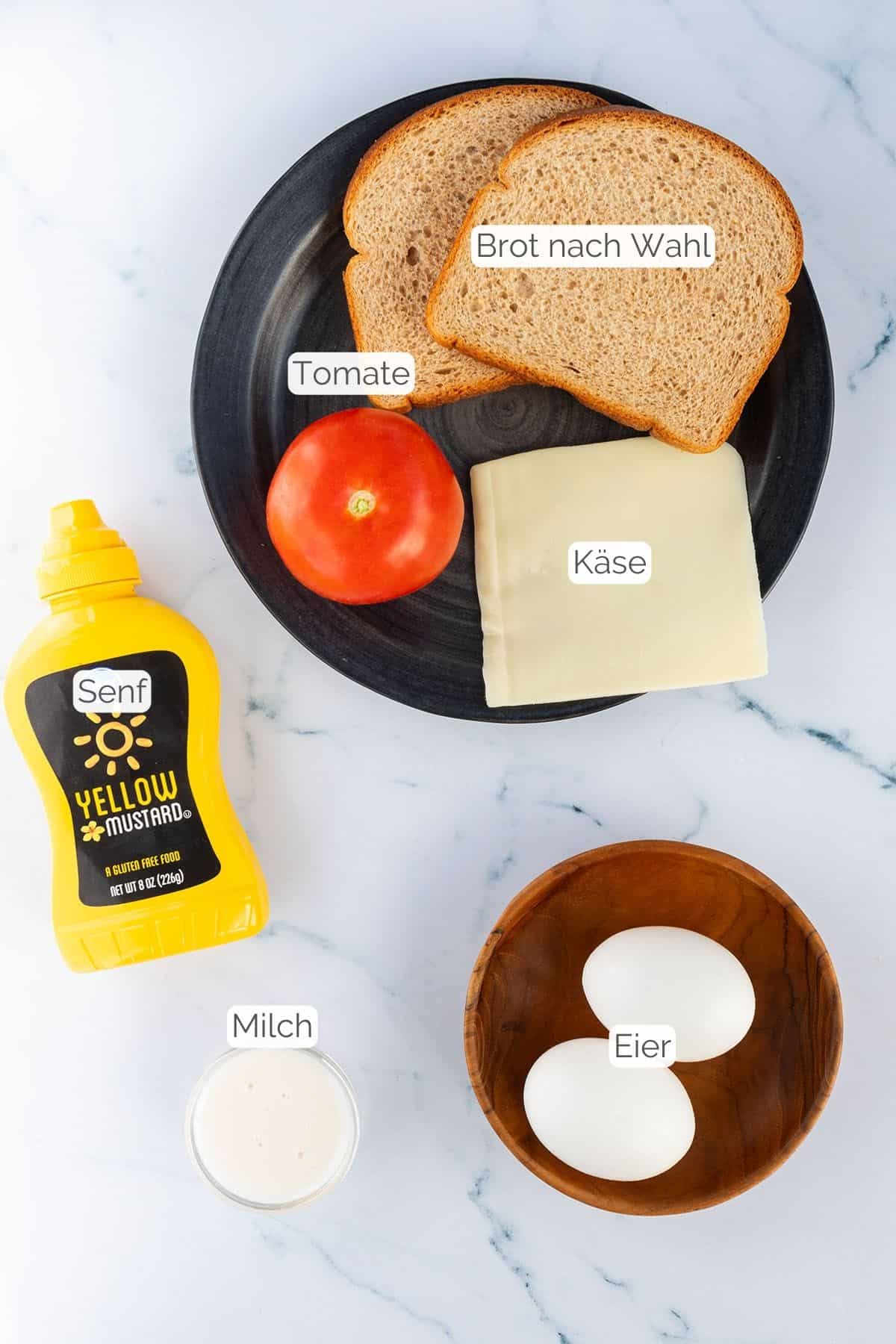 Alle Zutaten mit jeweiligen Textbeschriftungen, die f&uuml;r das Omelett Sandwich ben&ouml;tigt werden.