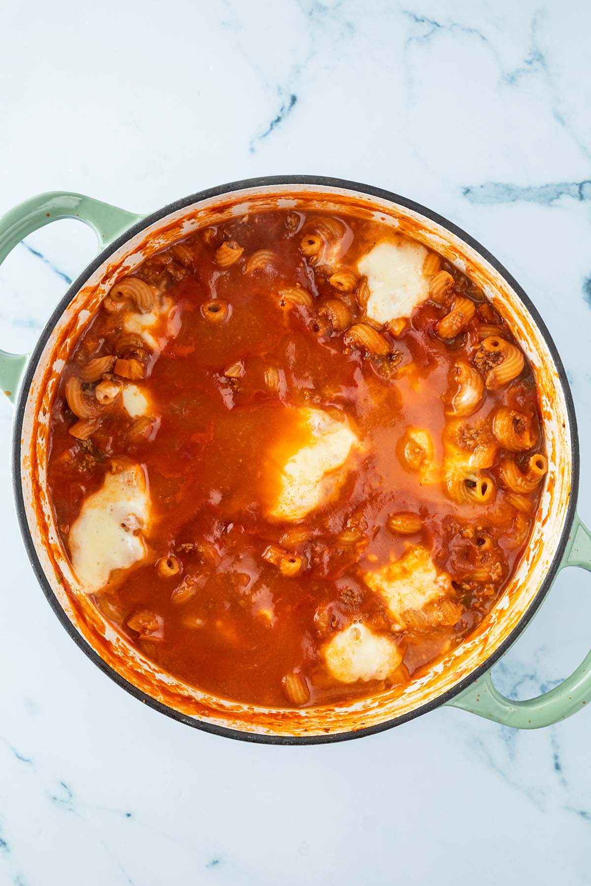 Fertiger Lasagne One Pot mit geschmolzenem Mozzarella auf der Oberfl&auml;che.