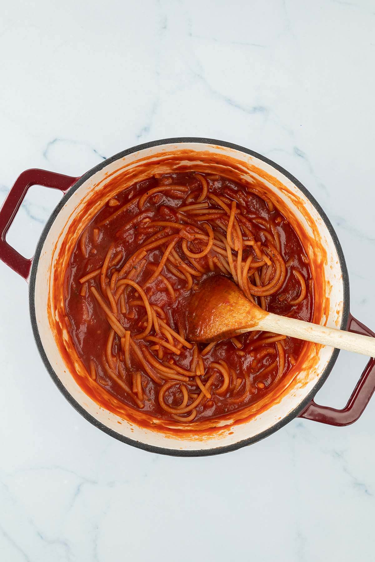 Gekochte Spaghetti in einer intensiv roten, s&auml;migen Tomatensauce.
