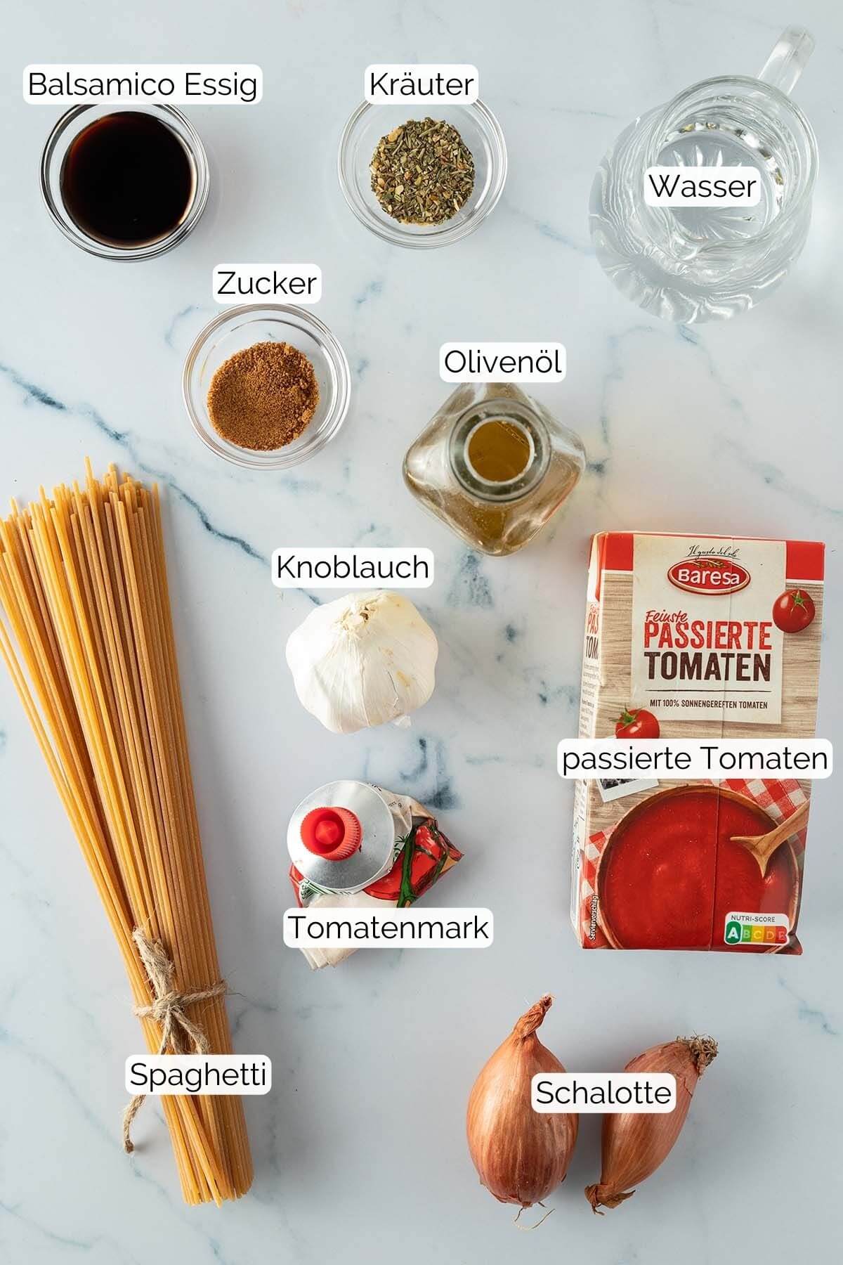 Bild aller Zutaten, die f&uuml;r den Spaghetti One Pot ben&ouml;tigt werden, mit jeweiligen Beschriftungen.