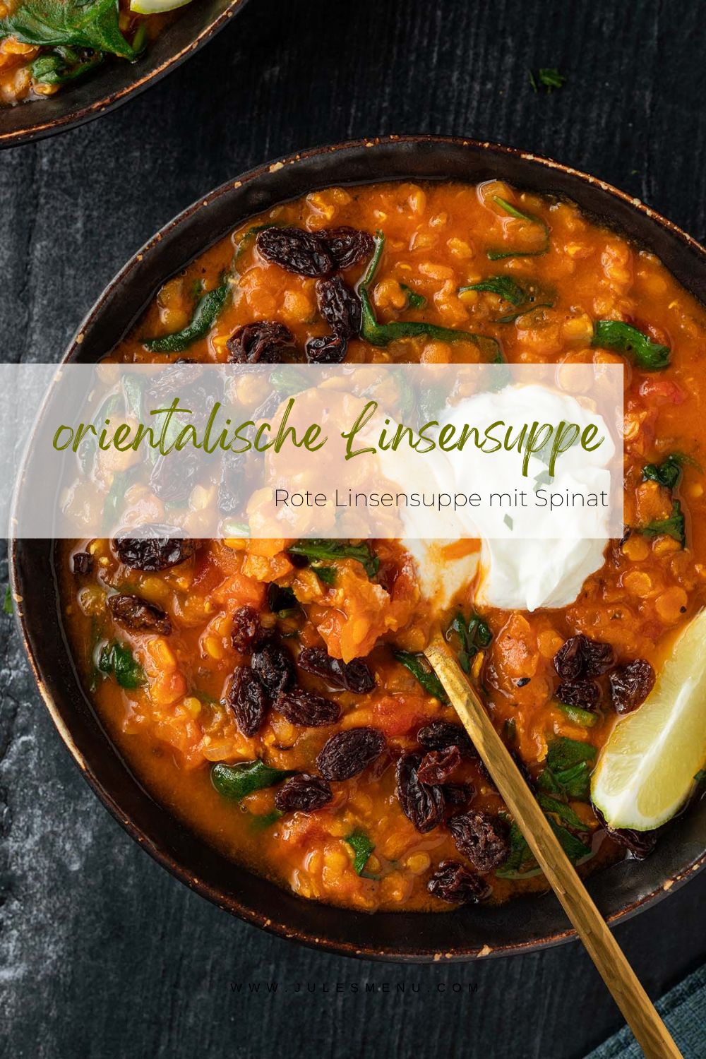 Sch&uuml;ssel mit einer roten Linsensuppe auf einem dunklen Holzuntergrund mit einem Textzug dar&uuml;ber, der sagt: "orientalische Linsensuppe".