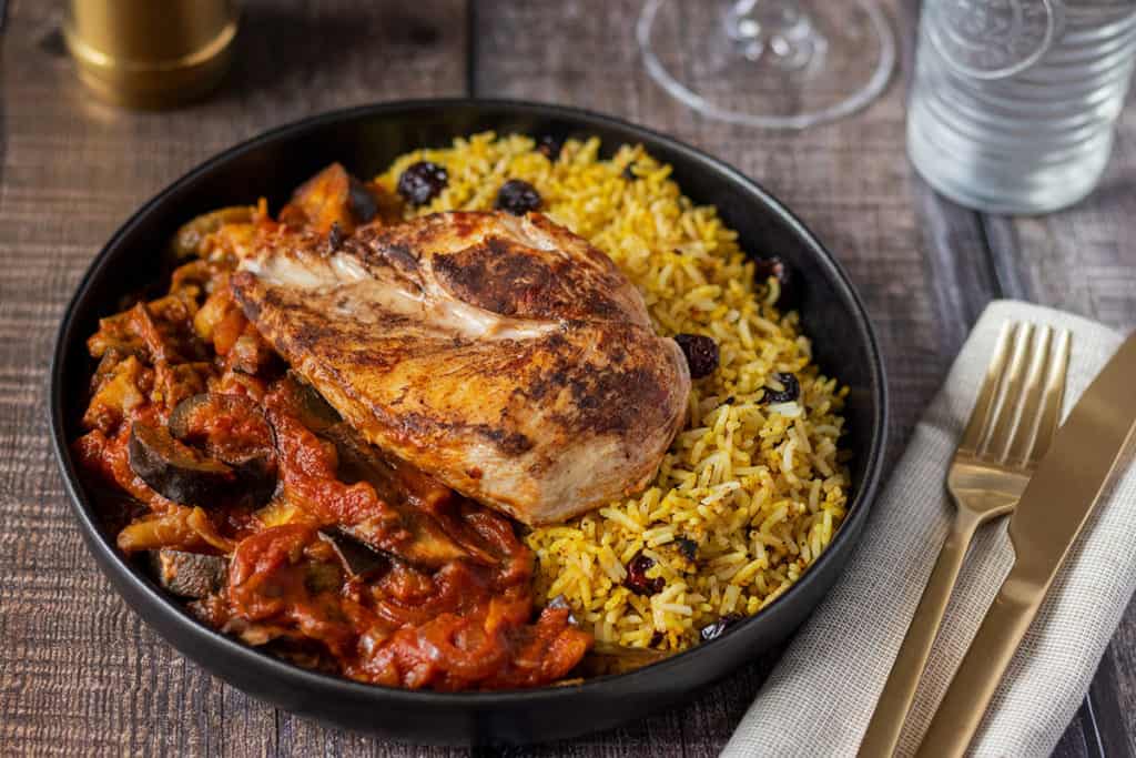 Orientalisches Hähnchen mit Auberginen in Tomatensauce persischer Art