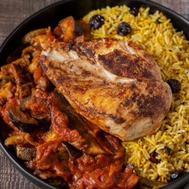 Orientalisches Hähnchen mit Auberginen in Tomatensauce persischer Art
