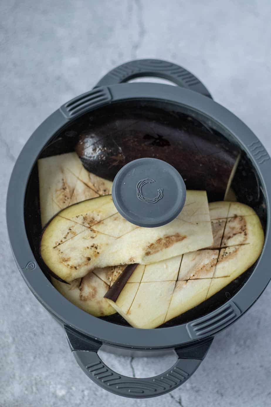 Aubergine-Scheiben werden in einem Topf gedampfgart.