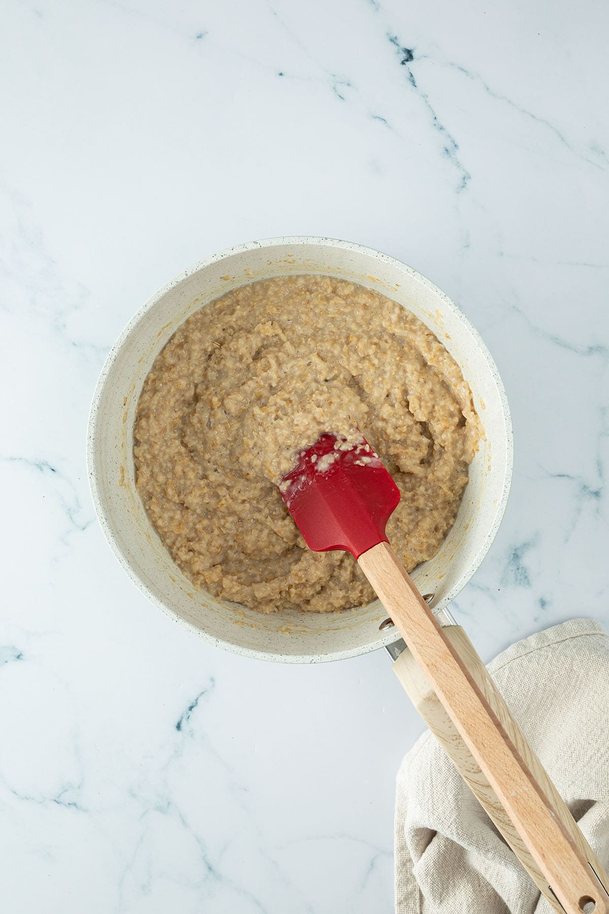 Cremiges Porridge in einem Topf.