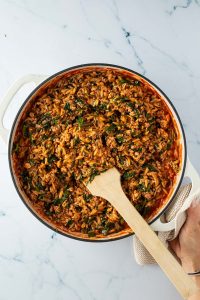 Fertige Orzo-Pfanne mit Spinat und dem angebratenen Hackfleisch.