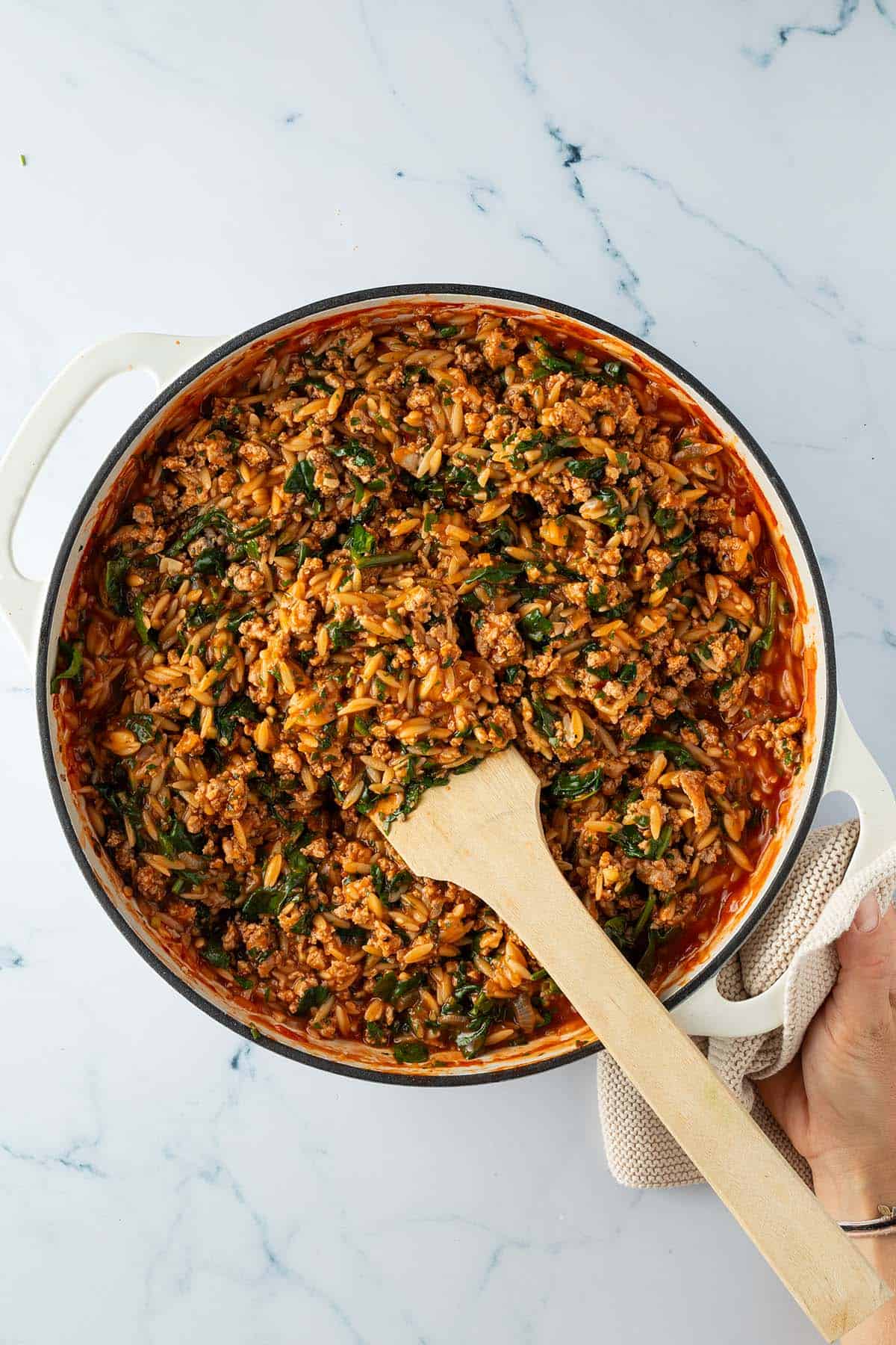 Fertige Orzo-Pfanne mit Spinat und dem angebratenen Hackfleisch.