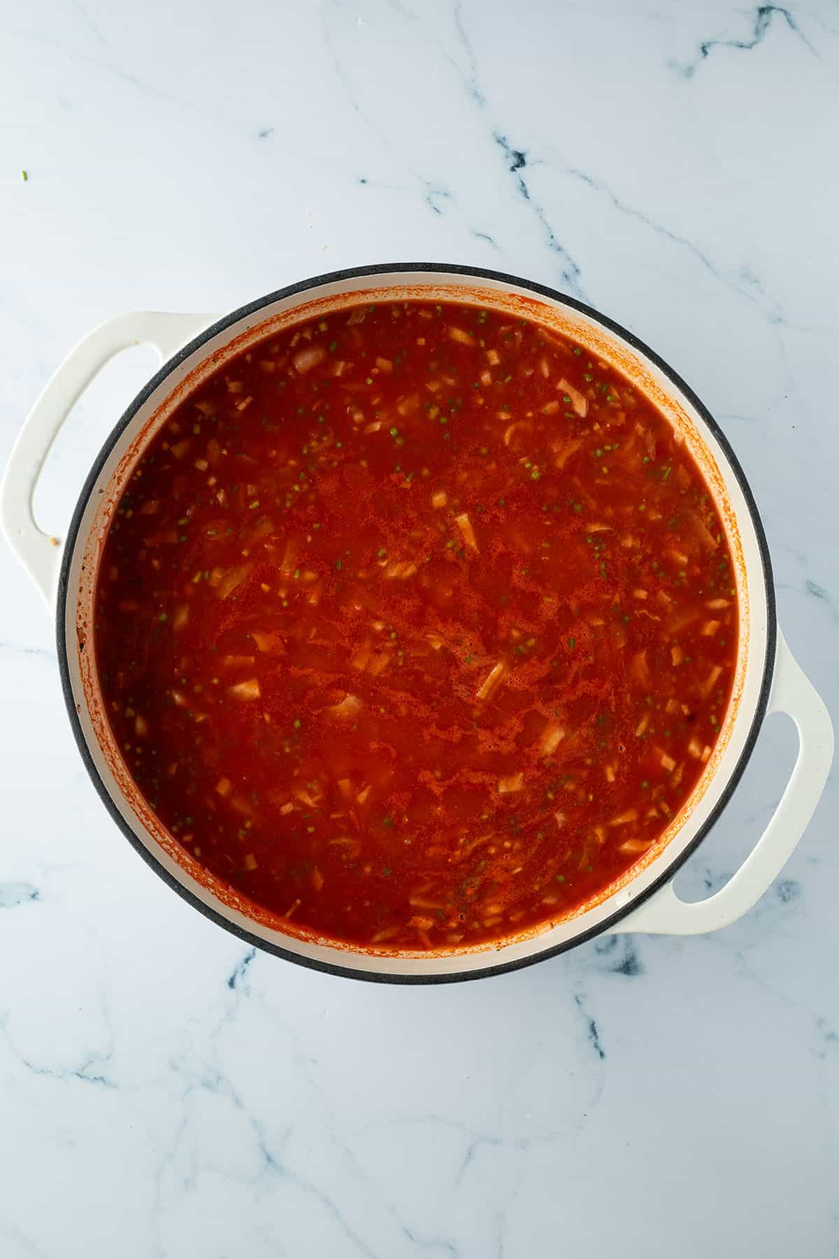 Mit Tomaten und Wasser aufgegossene Pfanne.