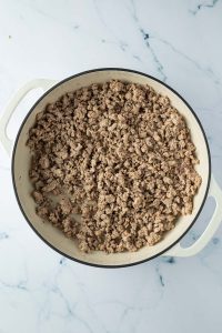 Kr&uuml;melig angebratenes Hackfleisch in einer gro&szlig;en Pfanne.