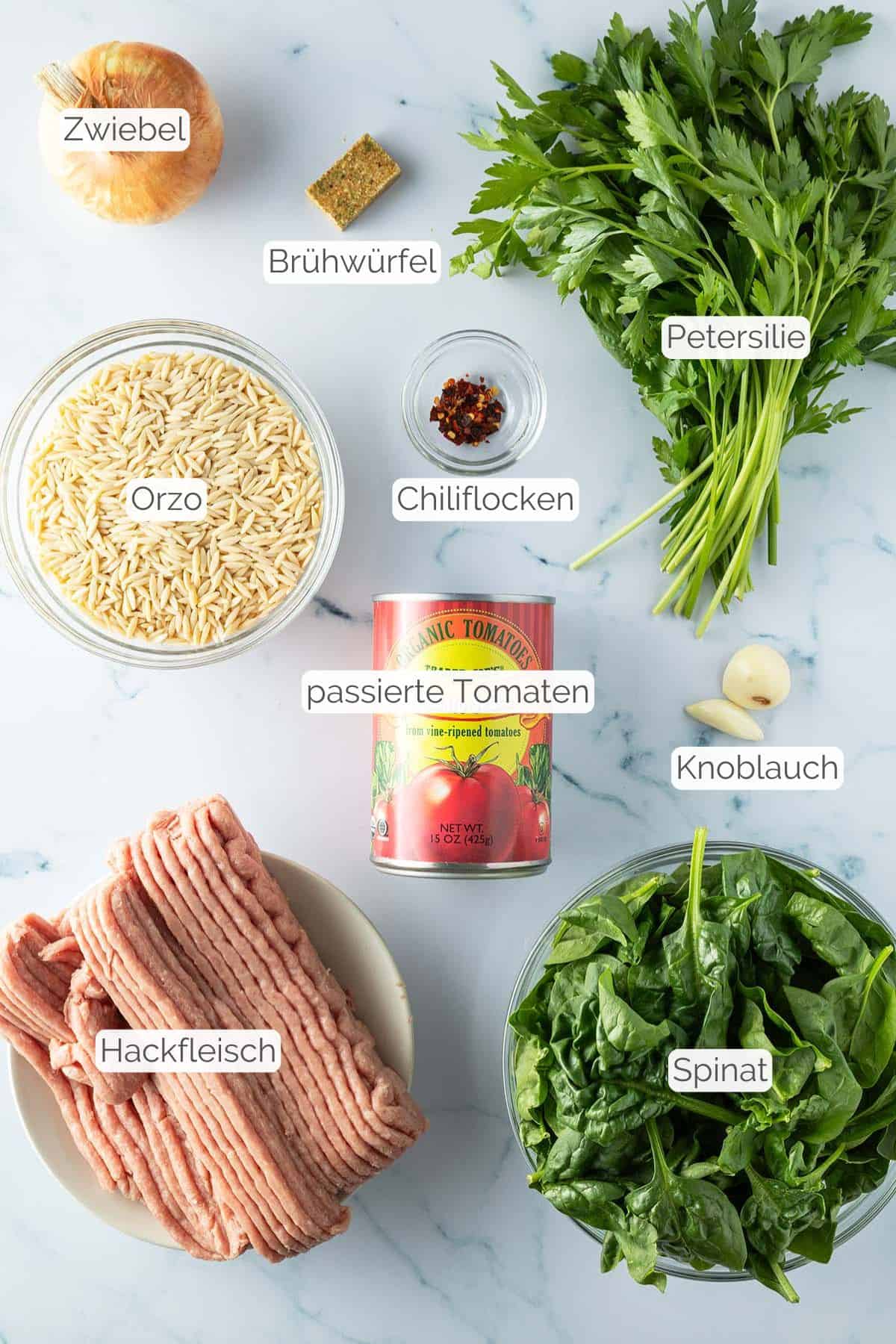 Alle Zutaten mit Textbeschriftungen, die f&uuml;r die Orzo Pfanne ben&ouml;tigt werden.