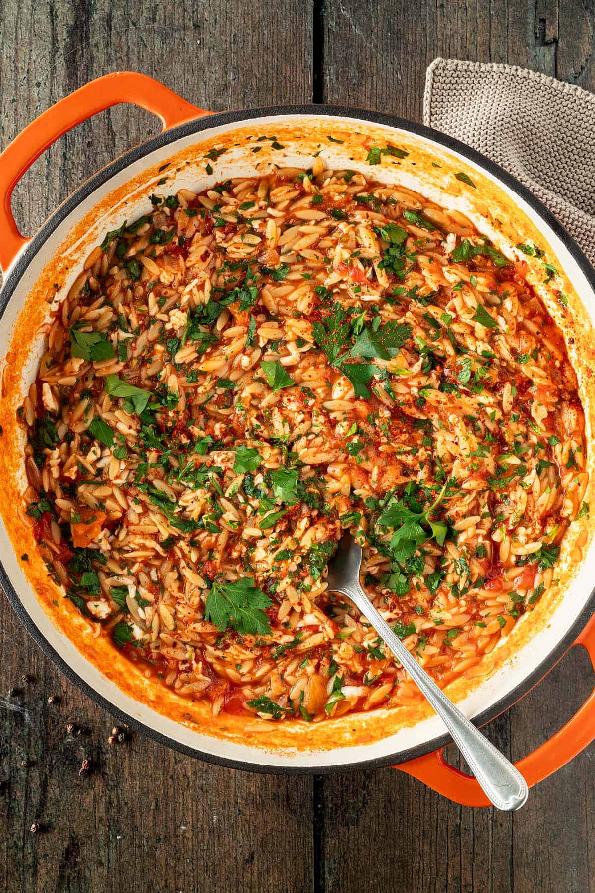 Cremiges One Pot Orzo Risotto mit Spinat und Halloumi, das in einer gro&szlig;en Pfanne serviert wird.
