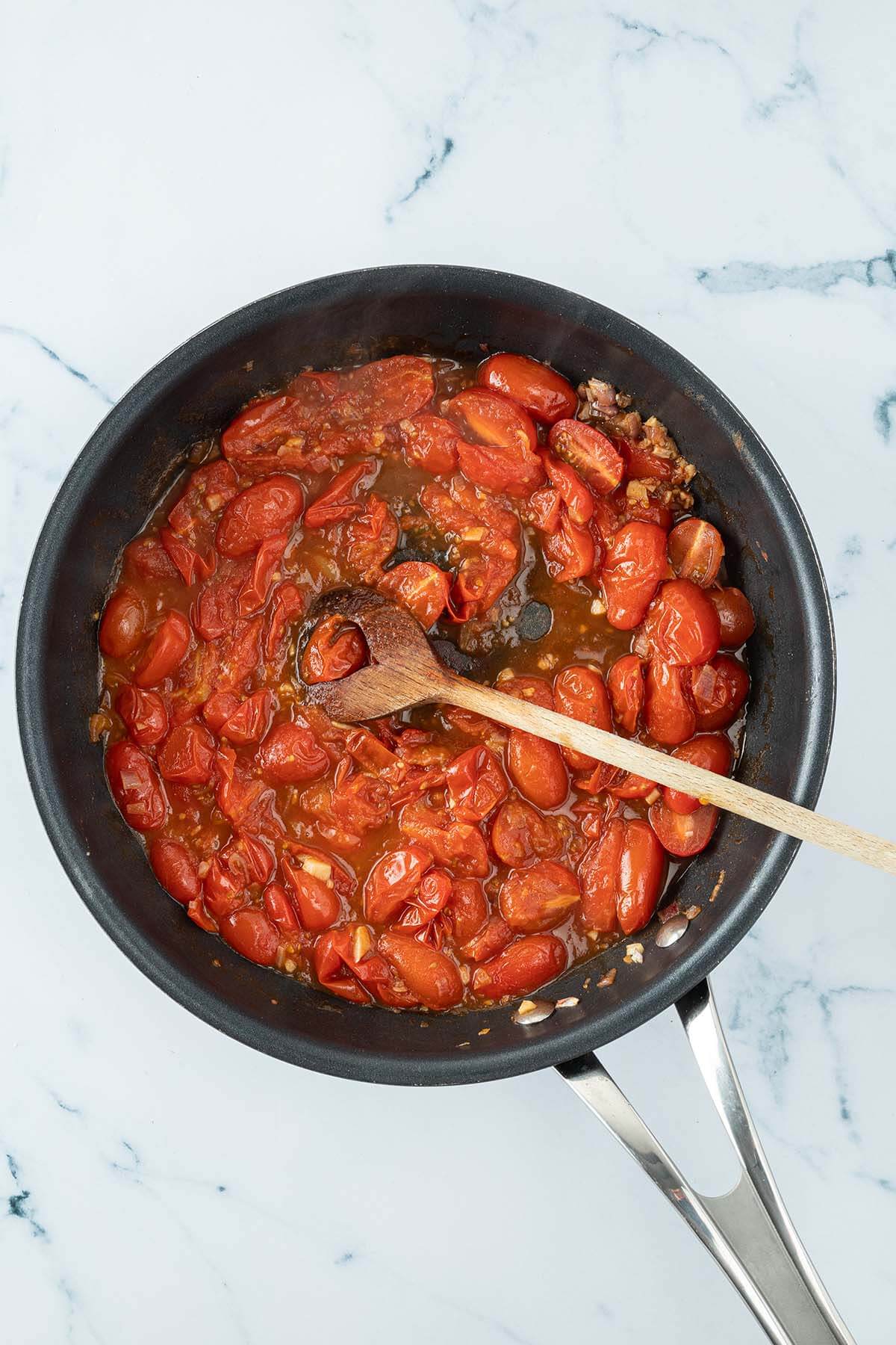 Tomaten-Dressing in einer Pfanne.