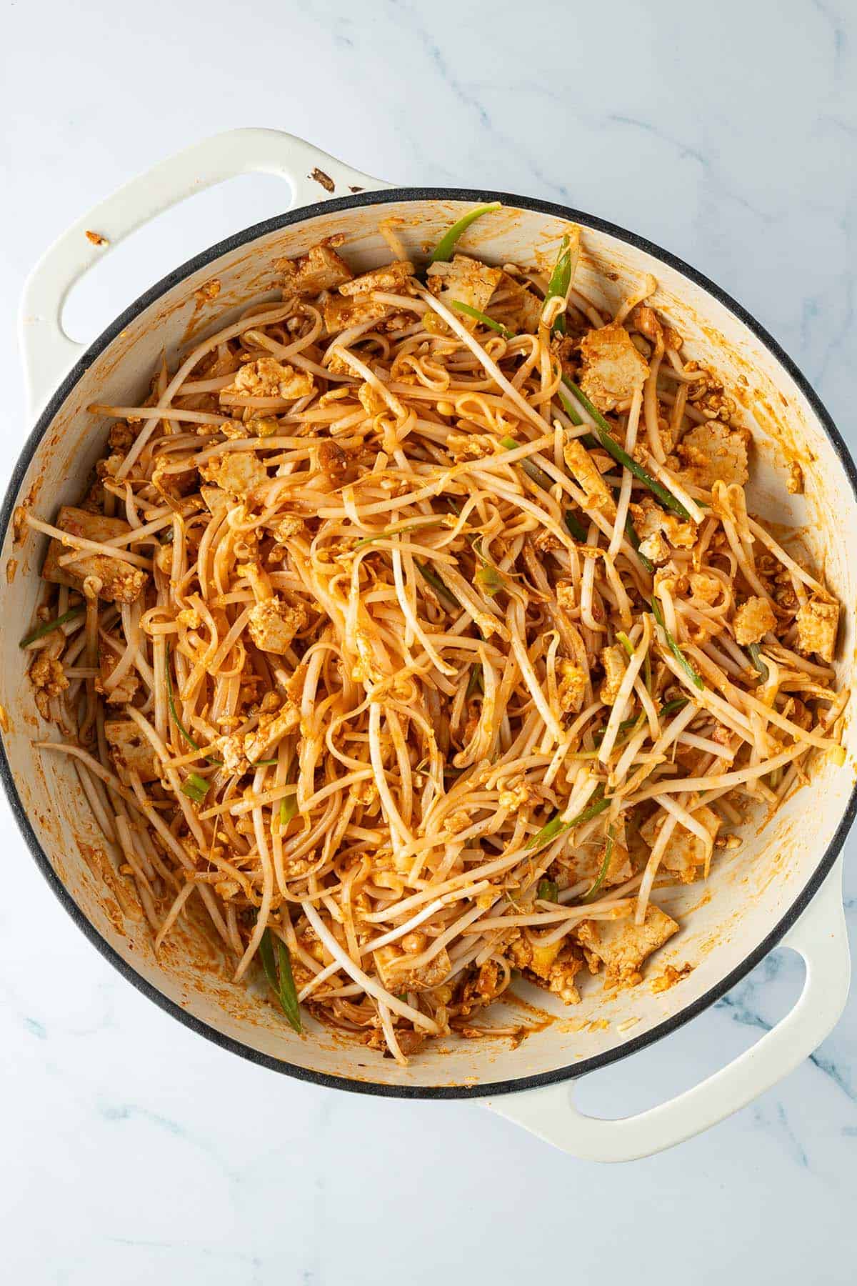 Fertiges Pad Thai in einer Pfanne mit Mungbohnensprossen.
