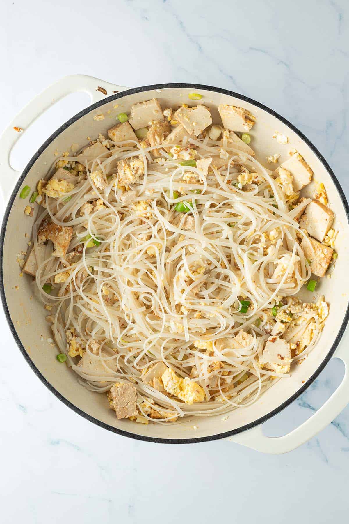 Reisnudeln wurden zur Tofu-Ei-Pfanne dazugegeben.