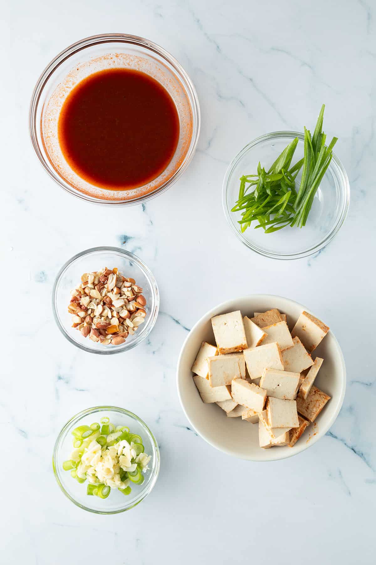Fertig vorbereitete Zutaten f&uuml;r die Zubereitung f&uuml;r ein Pad Thai mit Tofu.