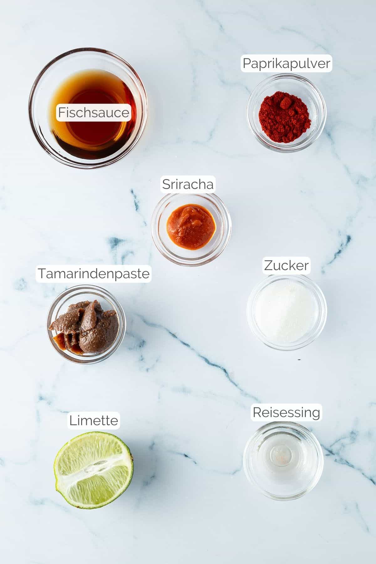 Alle Zutaten mit Textbeschriftungen, die f&uuml;r eine authentische Pad Thai Sauce ben&ouml;tigt werden.